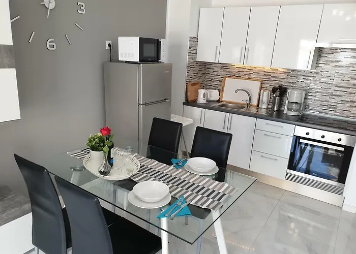 Casa Flores With Heated Pool, Only 490 Meters To The Beach, Balcony, Wifi דירה