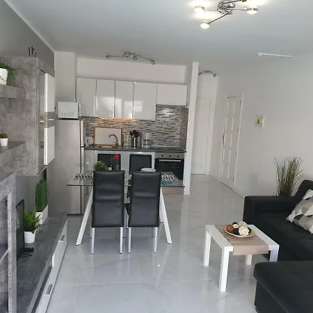 Апартаменты Casa Flores With Heated Pool, Only 490 Meters To The Beach, Balcony, Wifi