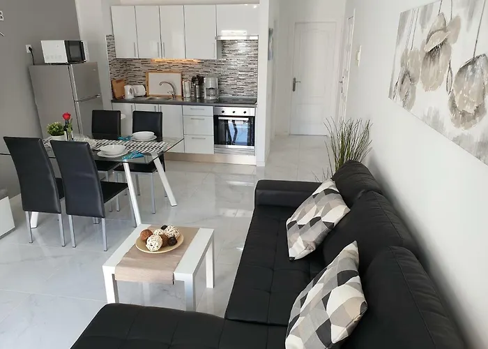 Casa Flores With Heated Pool, Only 490 Meters To The Beach, Balcony, Wifi *