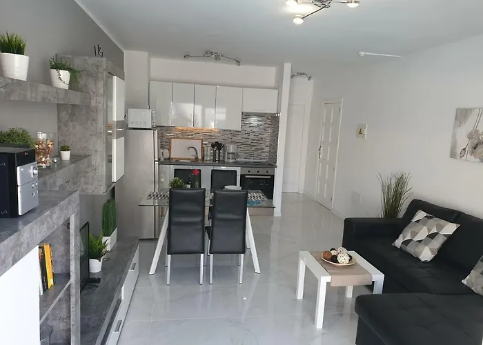 公寓 Casa Flores With Heated Pool, Only 490 Meters To The Beach, Balcony, Wifi